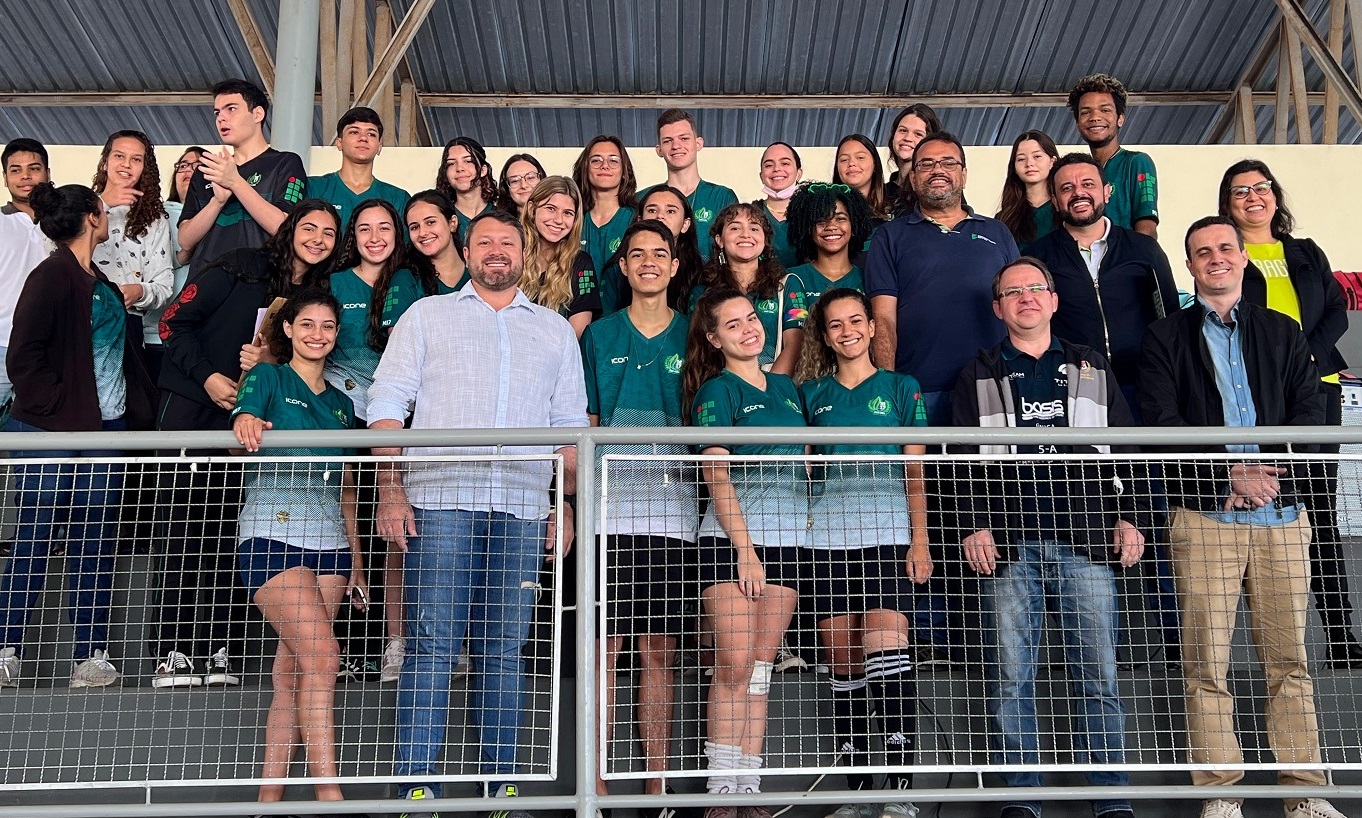 Gincana Verde 2022: foto das autoridades com estudantes